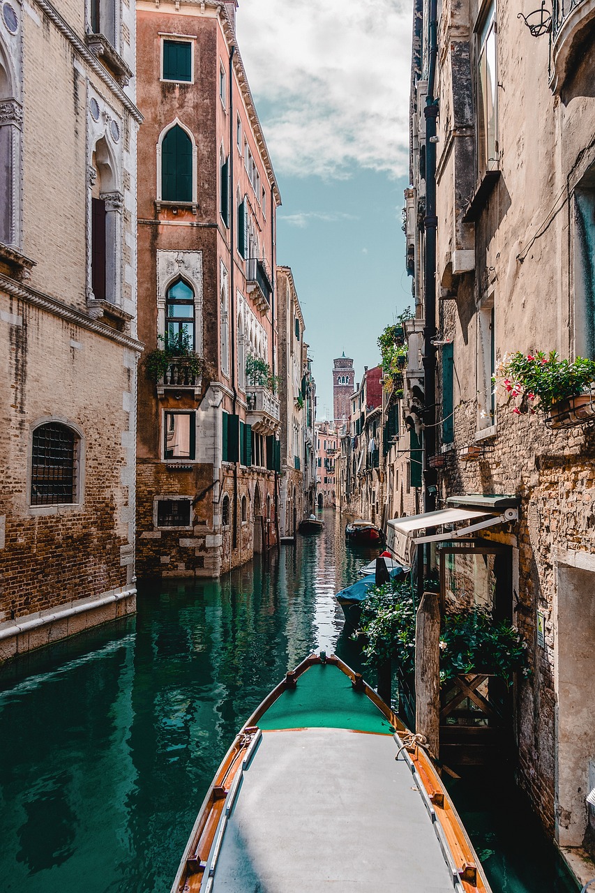 gondola en canal veneciano.jpg